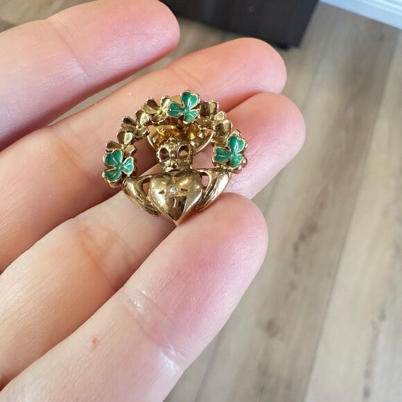Avon Shamrock Accented Claddagh Pin, 2000 - Irish Heart in hands St Patrick - Picture 2 of 3